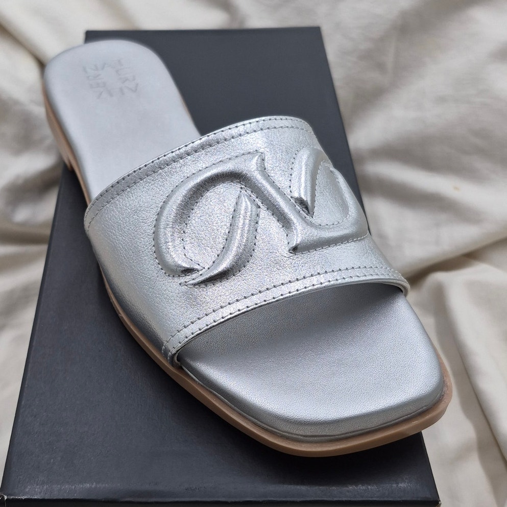 New Naturalizer Genevieve Slide Sandals Slip-On Silver Leather Size 9.5 Wide